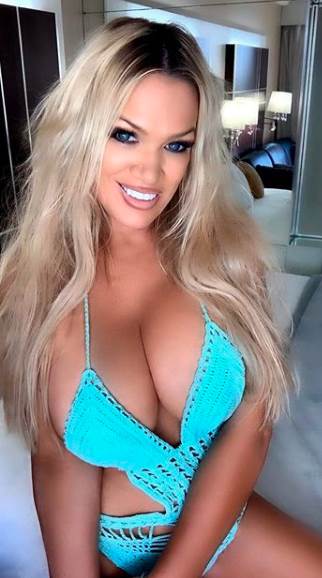 Đinu Stjuart u premalim gaćama