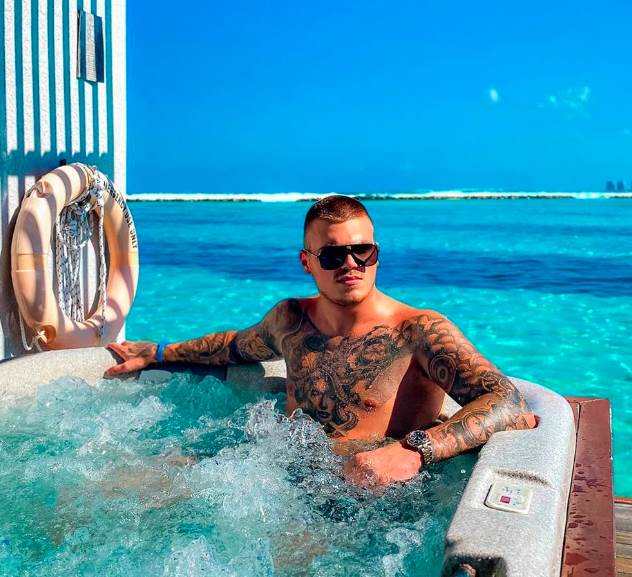 Darin bivši uslikan u društvu makroa