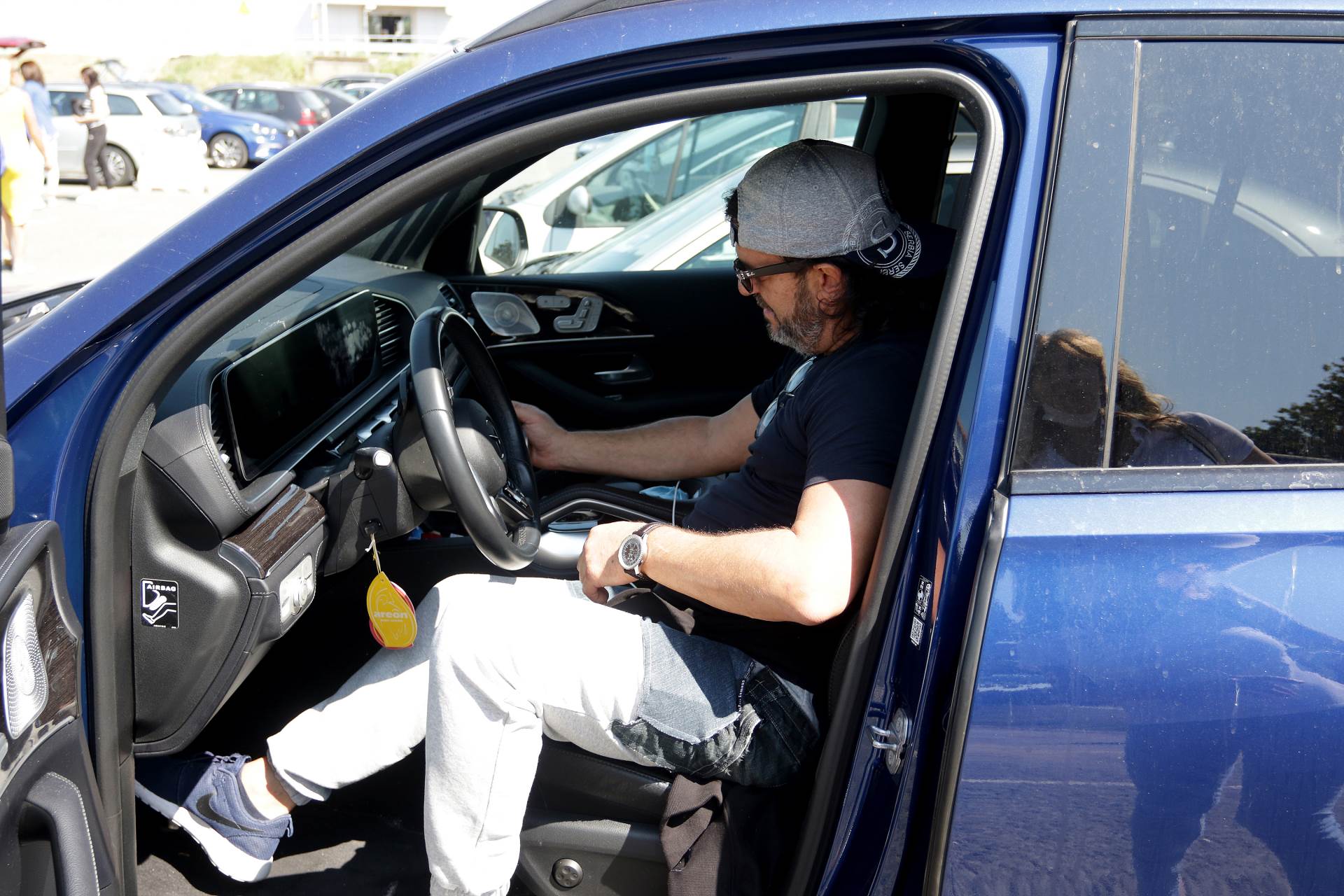 Ceca dolazi iz Lucerna aerodrom duga kosa nadogradnja izgled farmerke sandale maska 