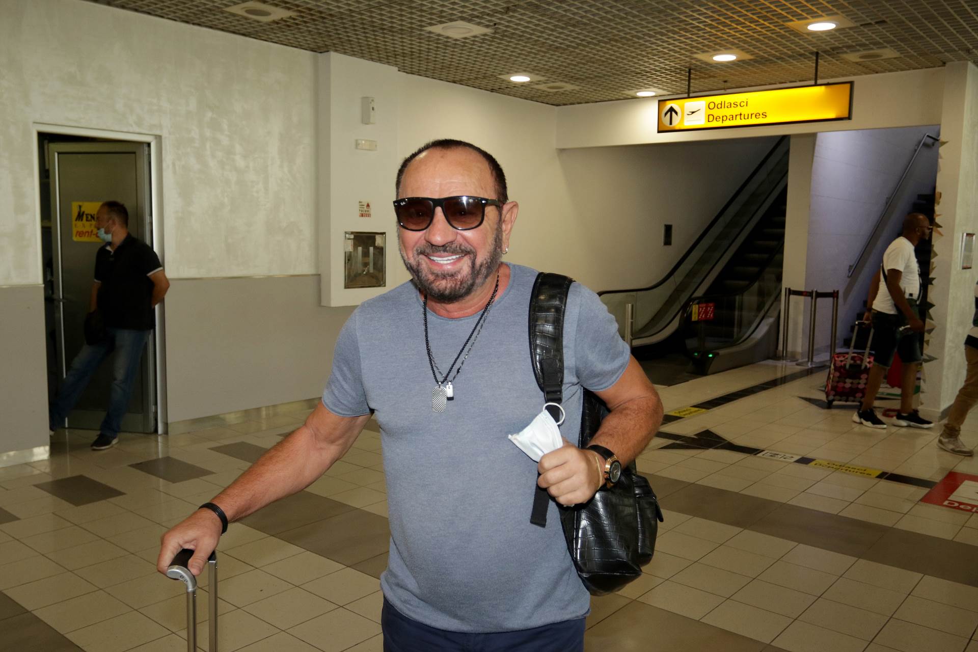 Ceca dolazi iz Lucerna aerodrom duga kosa nadogradnja izgled farmerke sandale maska 