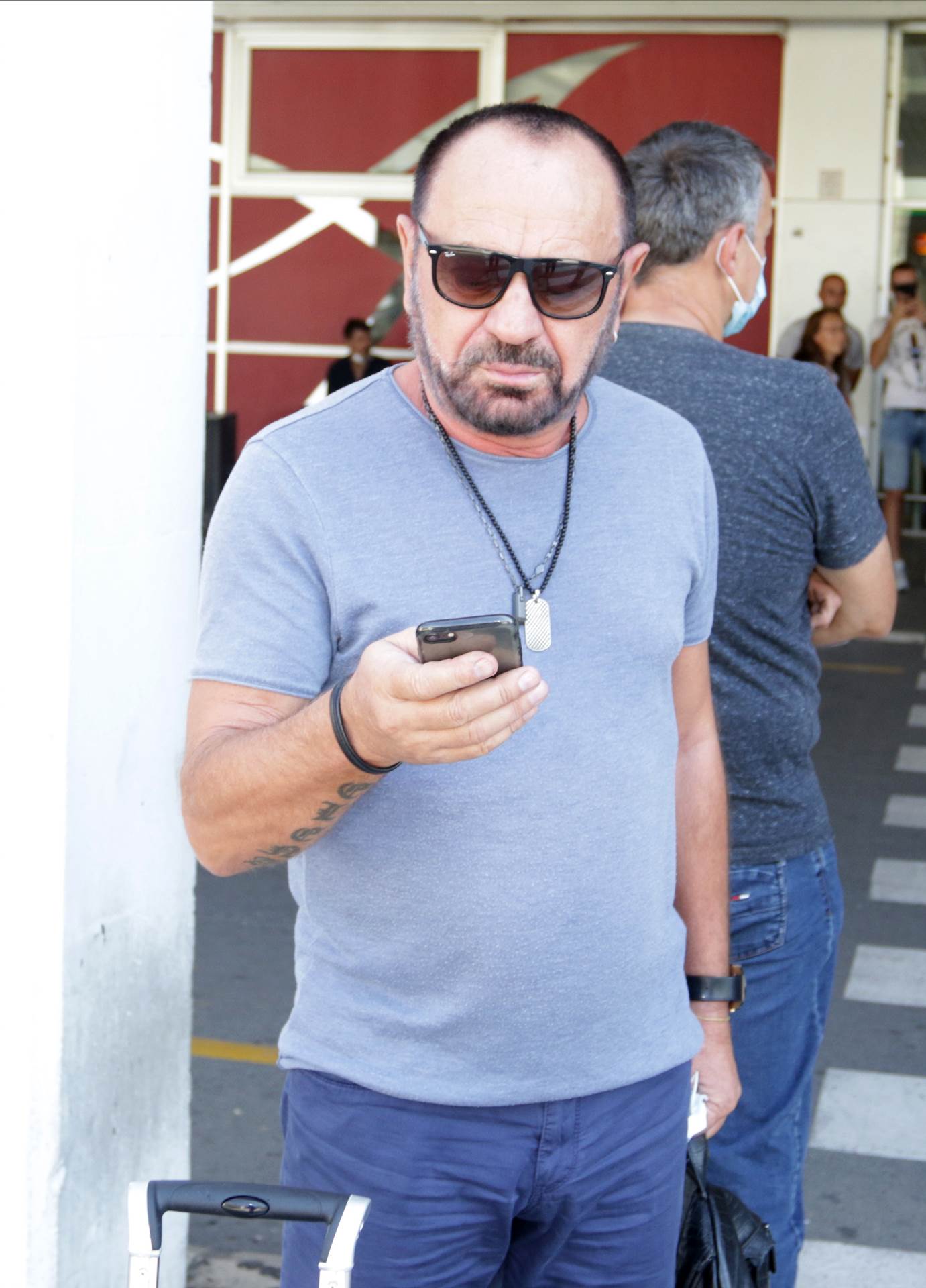 Ceca dolazi iz Lucerna aerodrom duga kosa nadogradnja izgled farmerke sandale maska 