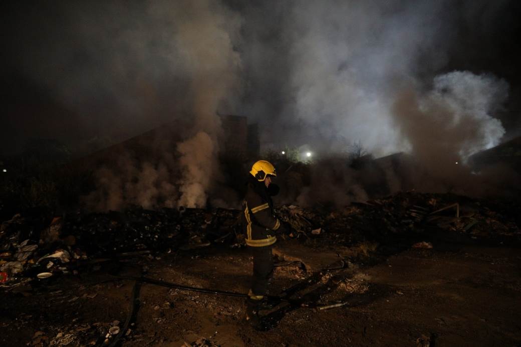 Beograd - Požar -  Vatrogasci - Gori u ulici Vuka Vrčevića