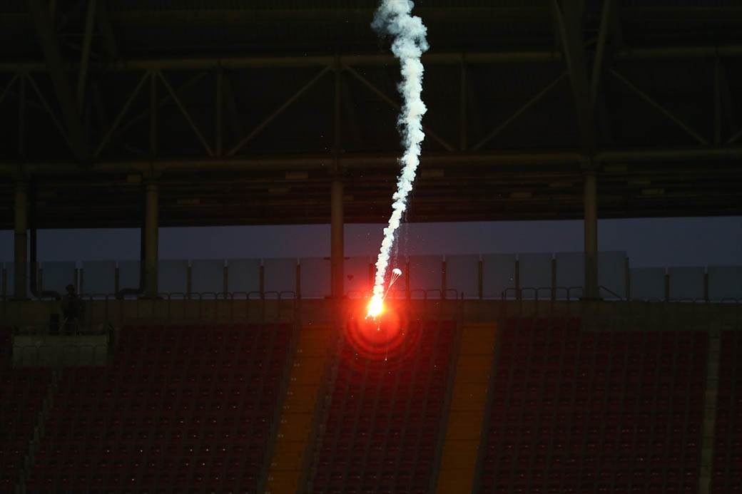 Galatasaraj-Fenerbahče-0-0-baklja-jermenija-azerbejdžan-rat-podrška-fotografije