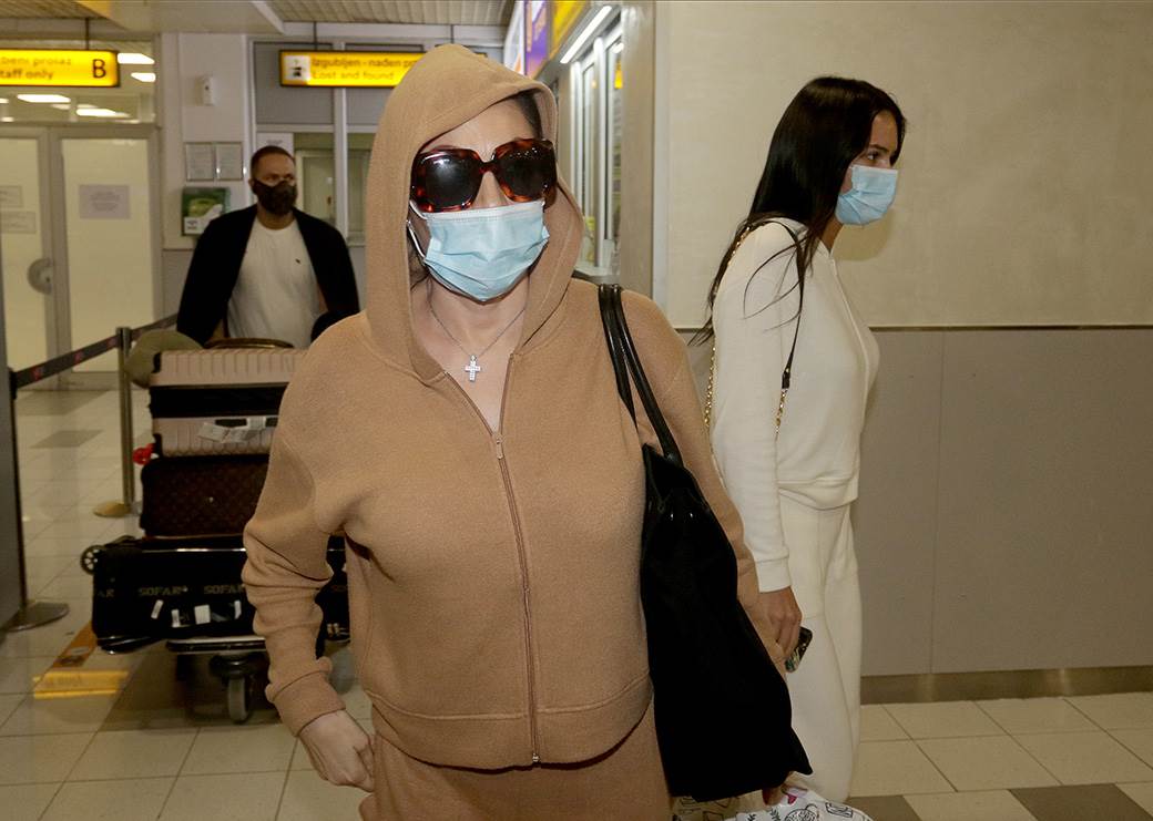 Anastasija Ražnatović bez šminke fotografije Anastasija i Ceca na aerodromu