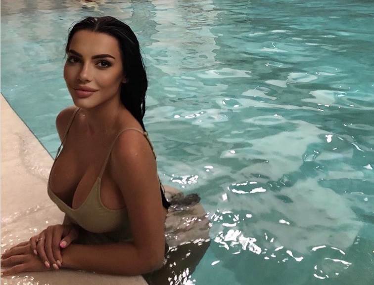 Helena Topalović u topiću pokazala silikone