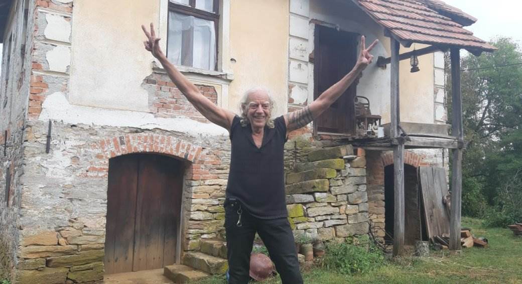 Amerikanac u Srbiji selo Teočin 