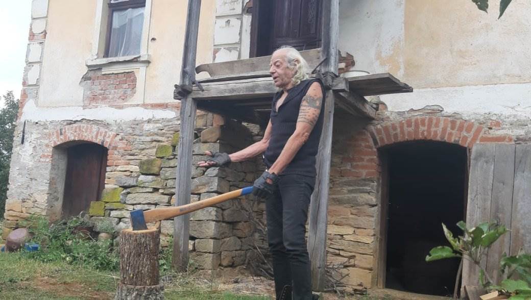 Amerikanac u Srbiji selo Teočin 