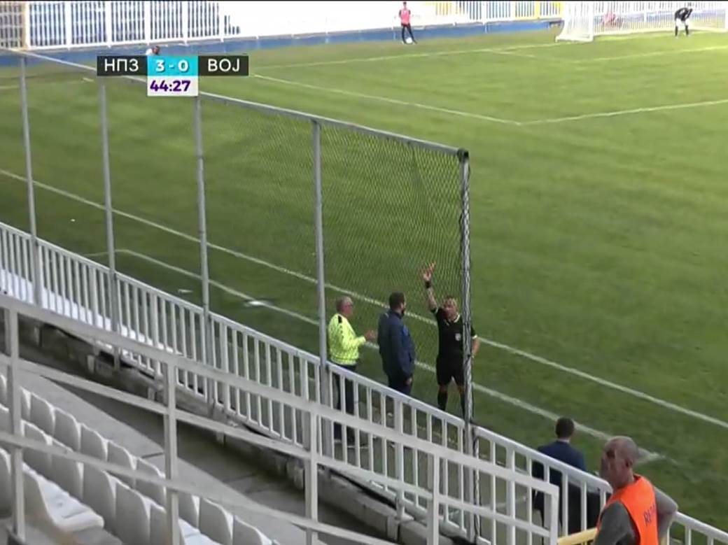 Nenad Lalatović besneo Novi Pazar Vojvodina crveni karton isključenje vređao u loži VIDEO Superliga