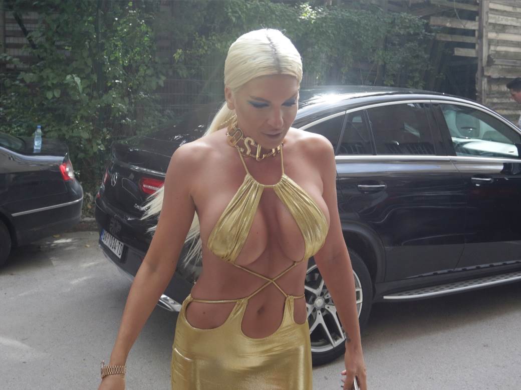 zvezde granda jelena karleusa polugola zlatna haljina