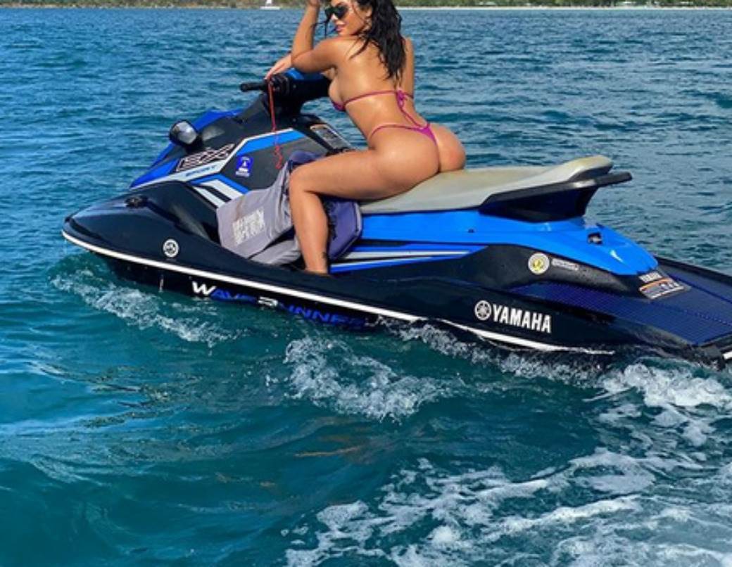 amanda trivizas u providnom donjem vesu seksi cica obline