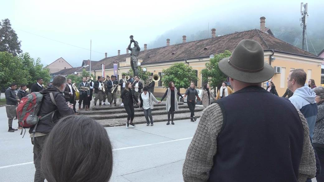 Guča trubačka budilica Lučani trubači na ulicama fotografije