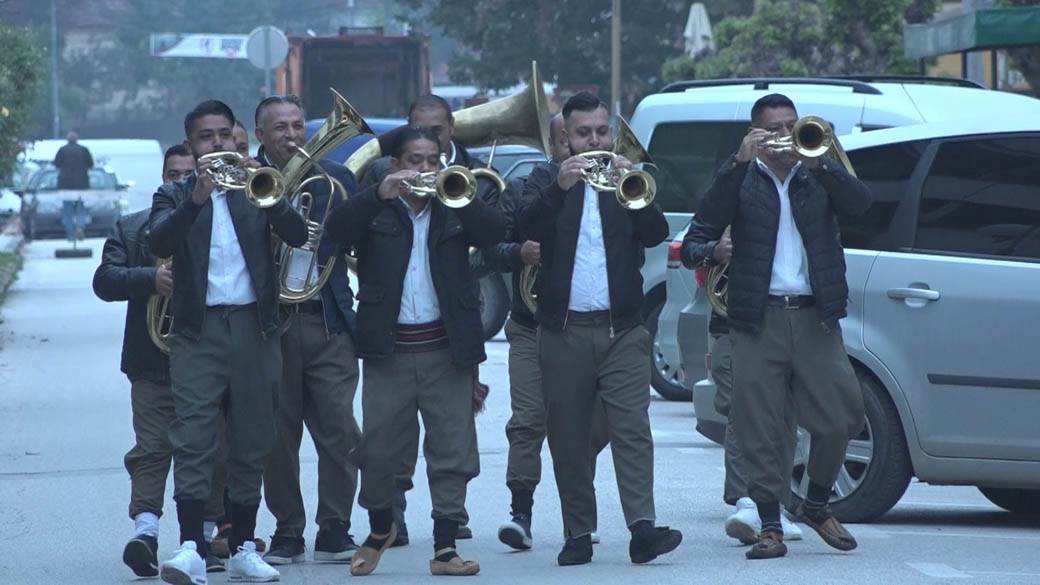 Guča trubačka budilica Lučani trubači na ulicama fotografije