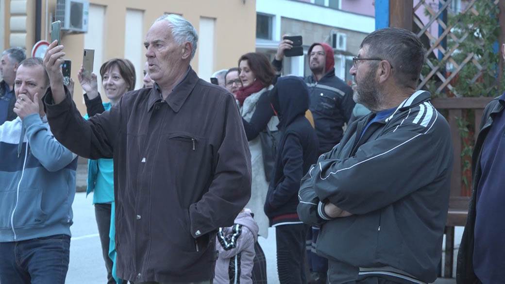 Guča trubačka budilica Lučani trubači na ulicama fotografije