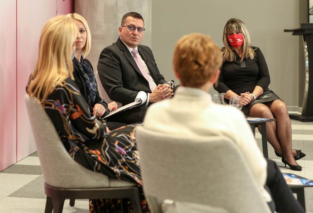 Lepa i srećna konferencija zdravlje žene