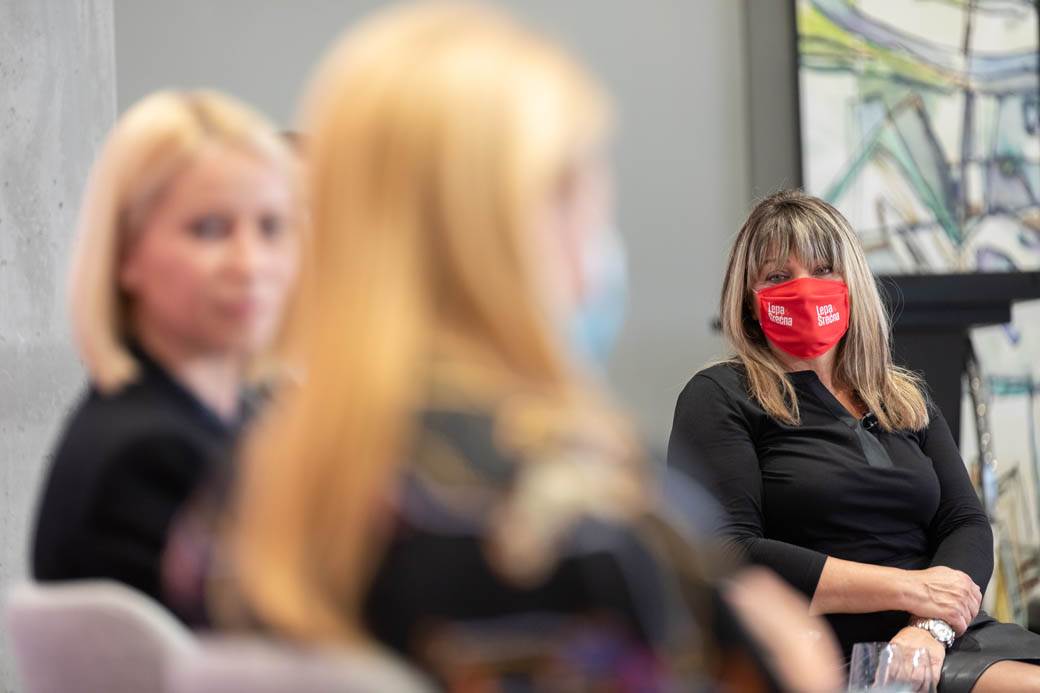 Lepa i srećna konferencija zdravlje žene
