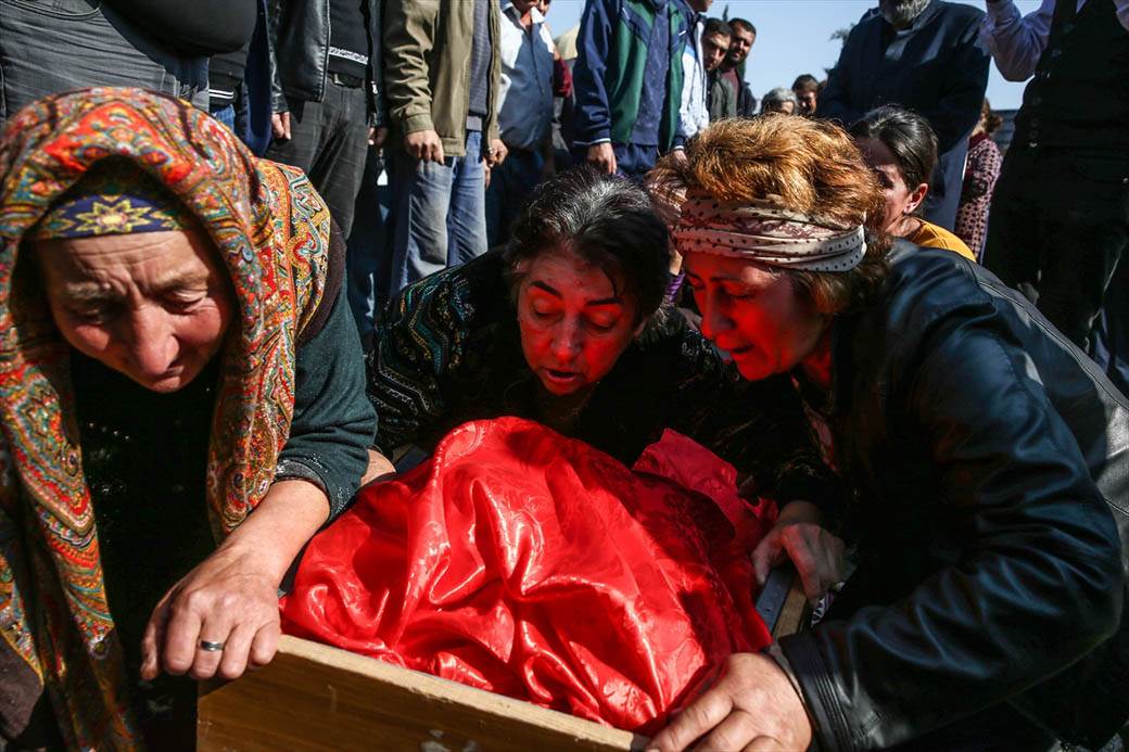 Azerbejdžan Jermenija rat najnovije vesti Sahranjuju decu žrtve napada grad Gendže Nagorno-Karabah 