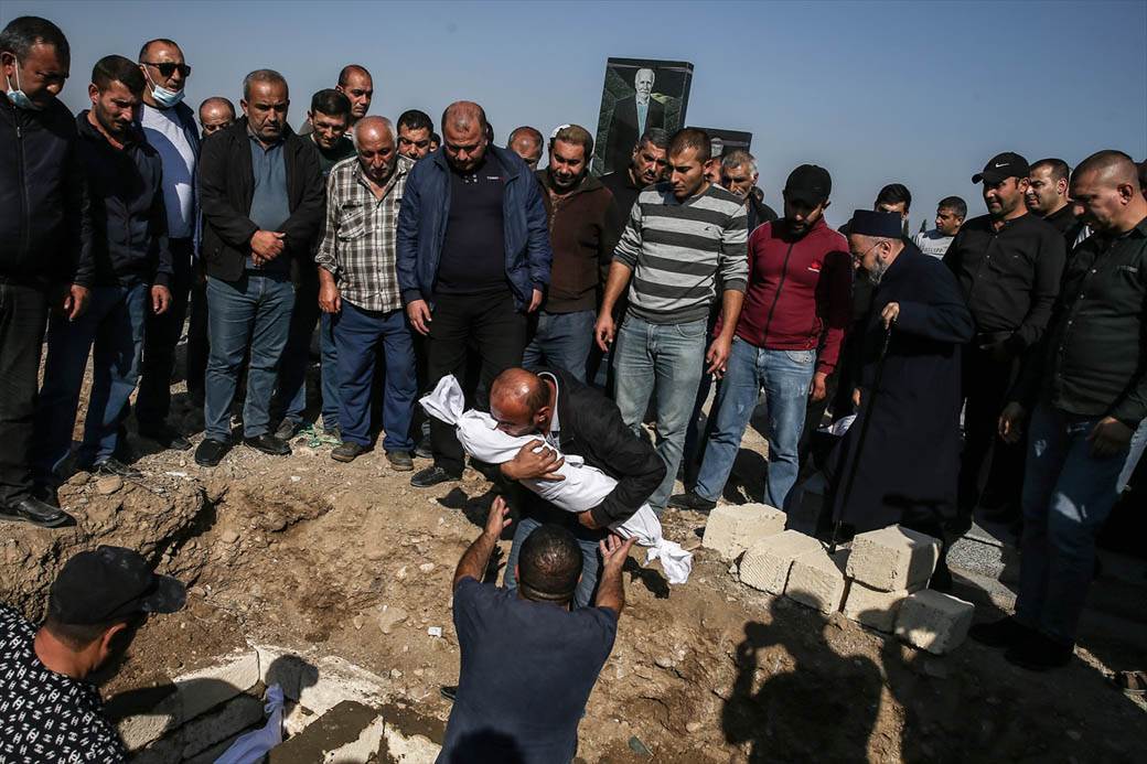 Azerbejdžan Jermenija rat najnovije vesti Sahranjuju decu žrtve napada grad Gendže Nagorno-Karabah 