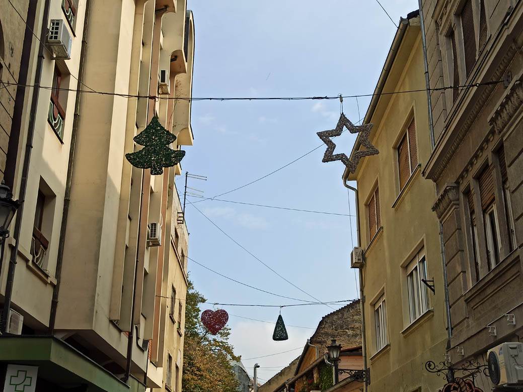 novi sad nova godina ulicna rasveta novogodisnja dekoracija ulica fotografije