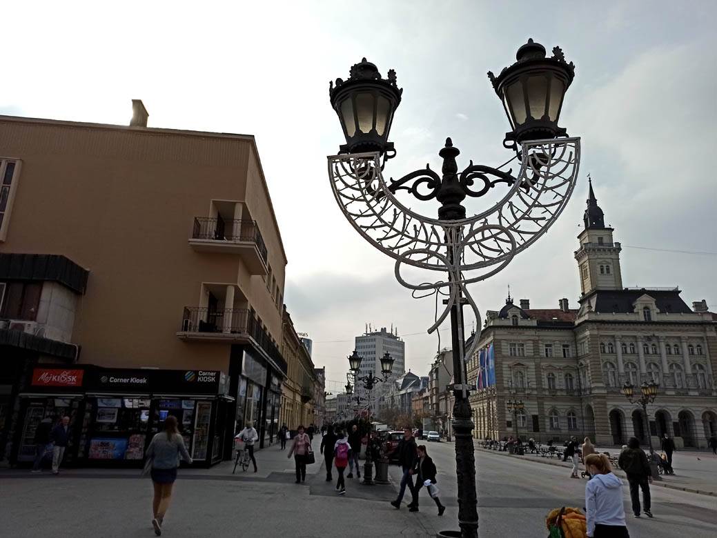 novi sad nova godina ulicna rasveta novogodisnja dekoracija ulica fotografije