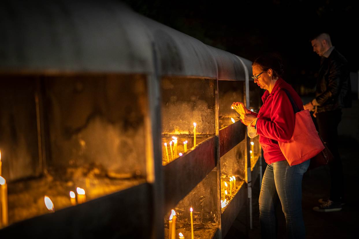amfilohije umro paljenje sveca u beogradu