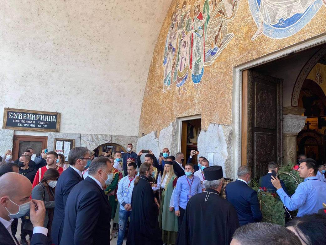 sahrana amfilohije grob natpis