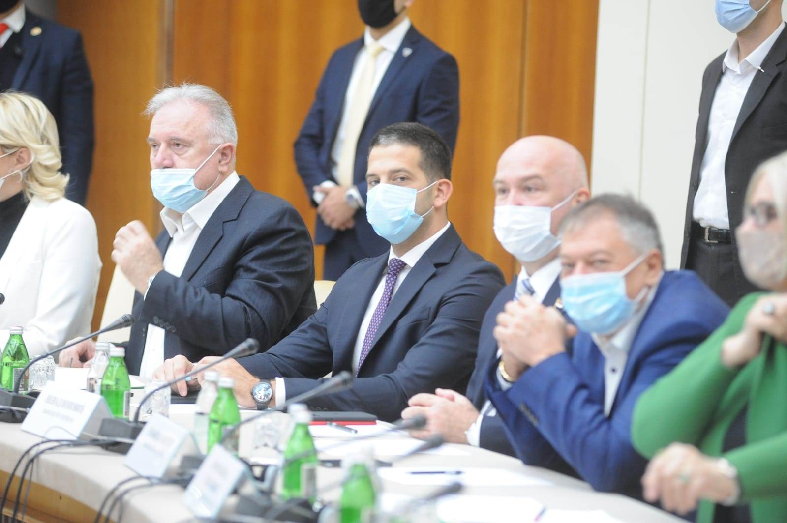 aleksandar vucic ivica dacic konferencija novinari smeh izjava 