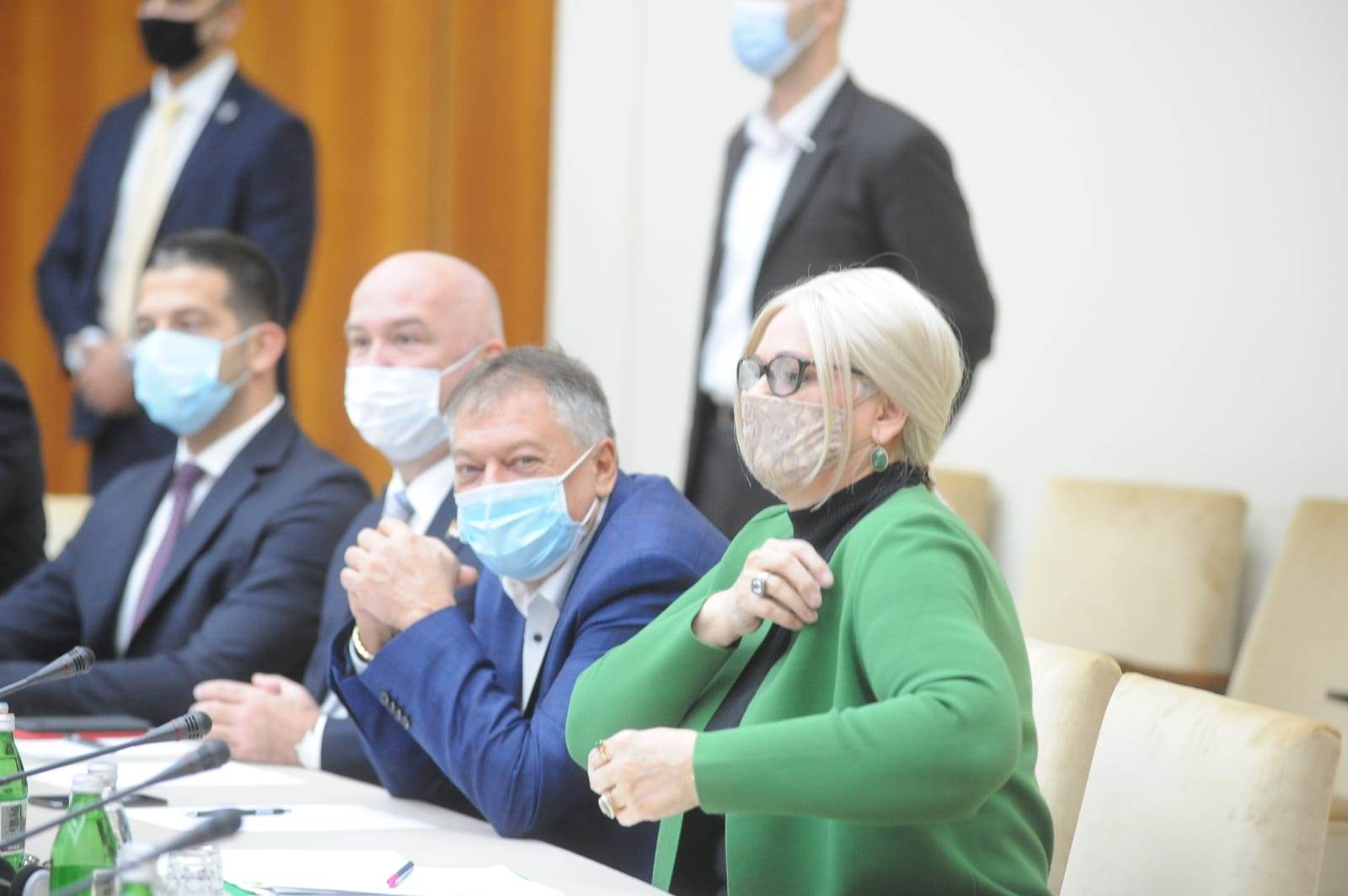 aleksandar vucic ivica dacic konferencija novinari smeh izjava 