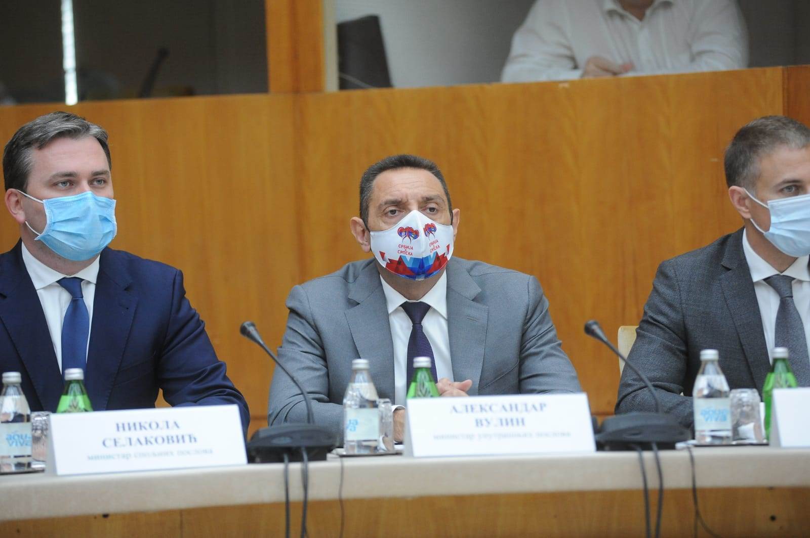 aleksandar vucic ivica dacic konferencija novinari smeh izjava 