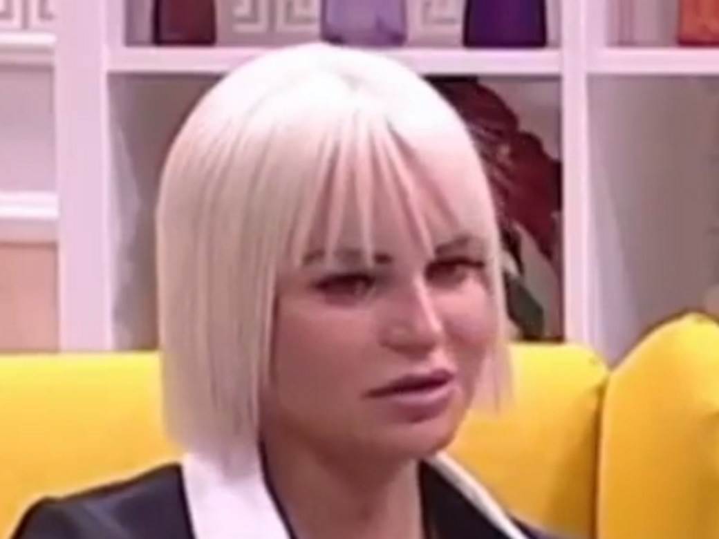 Džidža pokazala grudi