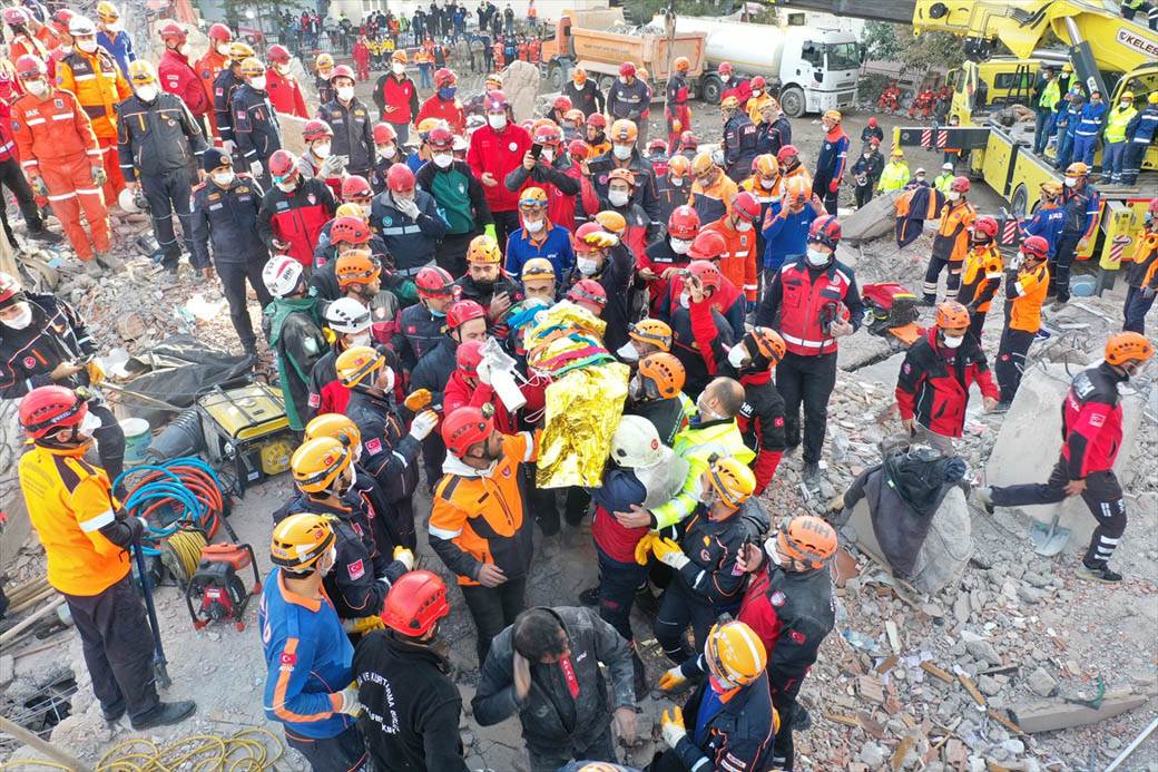 zemljotres turska izmir prezivela beba rusevine 