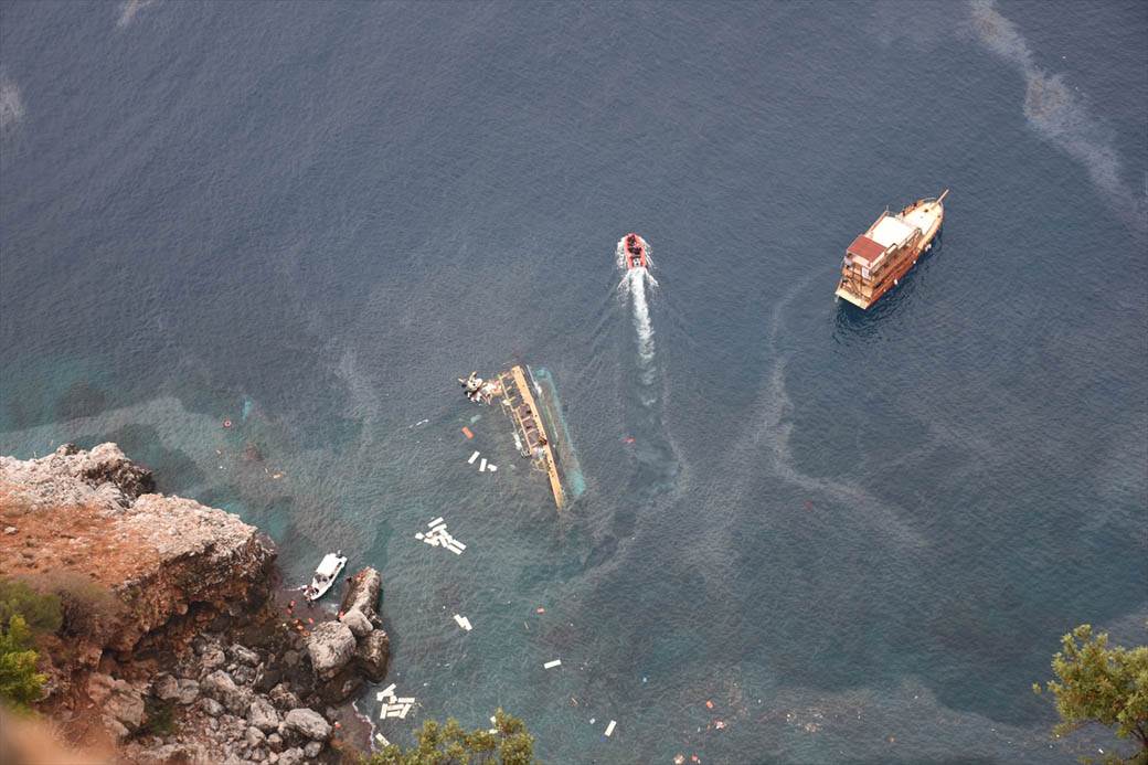 antalija prevrnuo se brod sa turistima