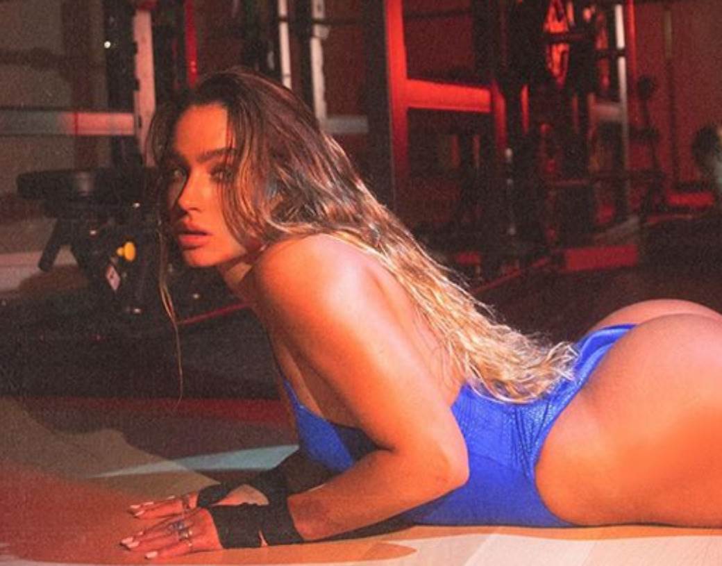 Somer Rej s paukom na licu slike