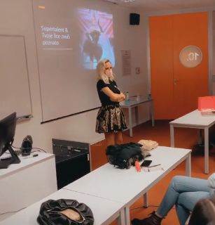 TRUDNA U MINIĆU DRŽALA PREDAVANJE: Hrvatsku pevačicu žestoko isprozivali  - "sramota"! (FOTO)