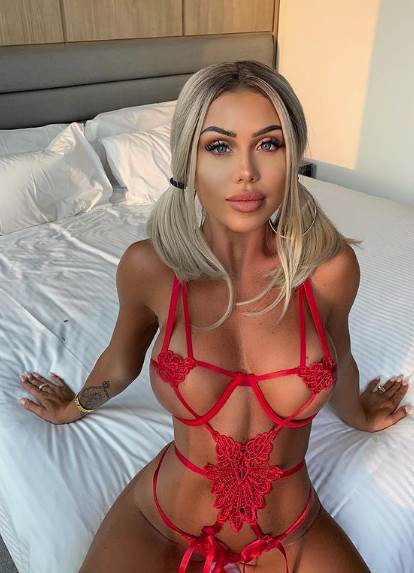 Laura Ejmi pozirala toples