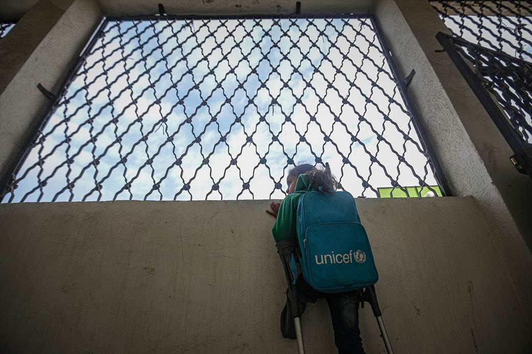 devojčica bez nege štake pešači do škole fotografije