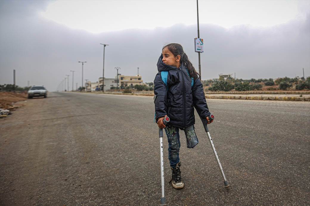 devojčica bez nege štake pešači do škole fotografije