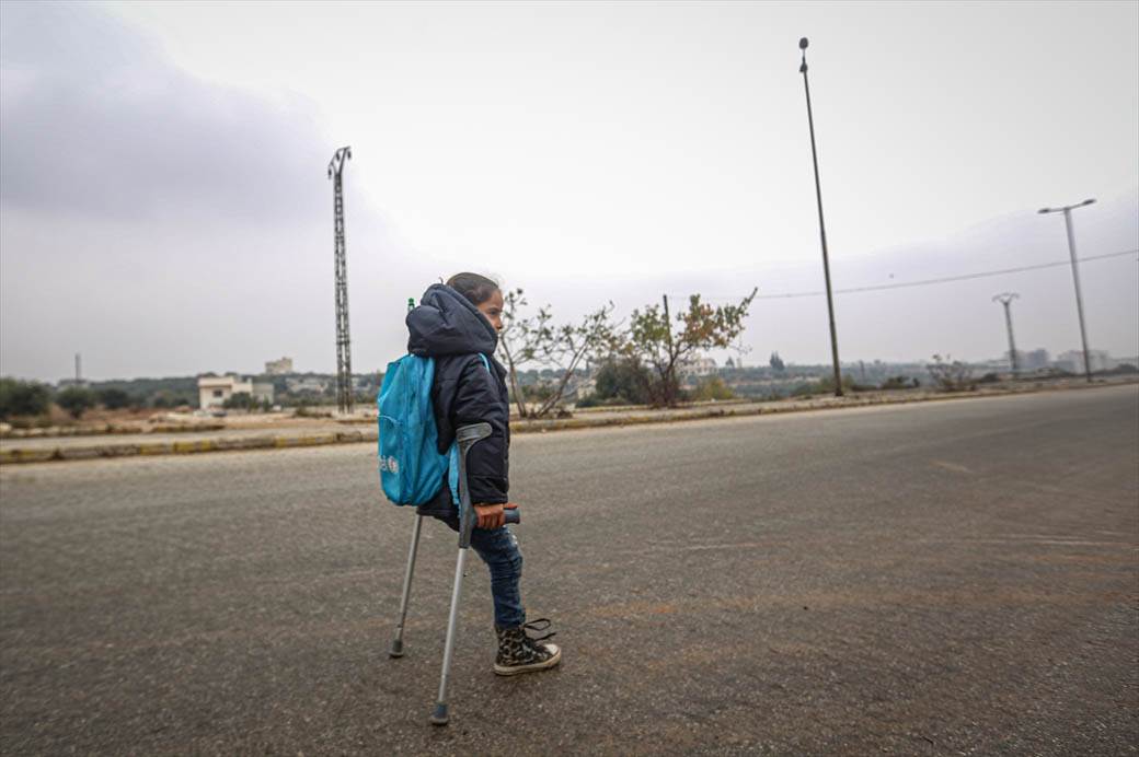 devojčica bez nege štake pešači do škole fotografije