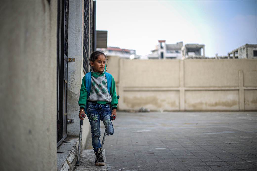 devojčica bez nege štake pešači do škole fotografije