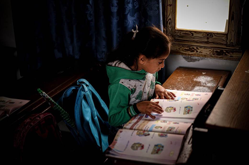 devojčica bez nege štake pešači do škole fotografije