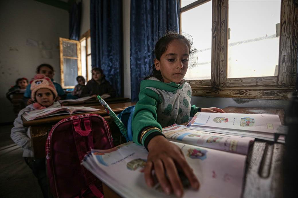 devojčica bez nege štake pešači do škole fotografije