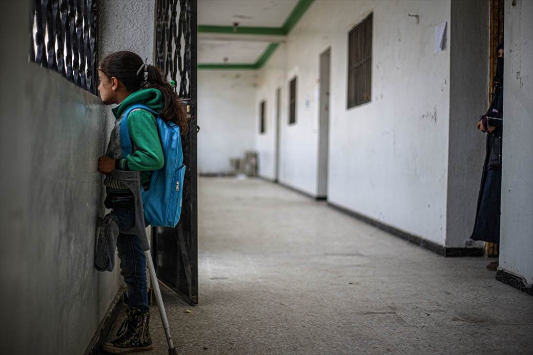 devojčica bez nege štake pešači do škole fotografije