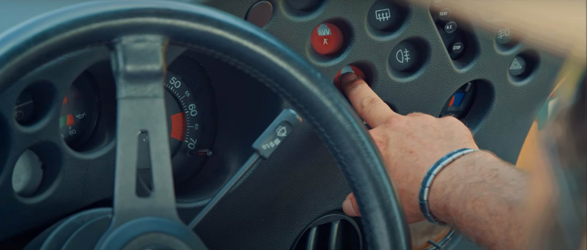 lancia trevi fiat sportski auto enterijer kontrolna tabla