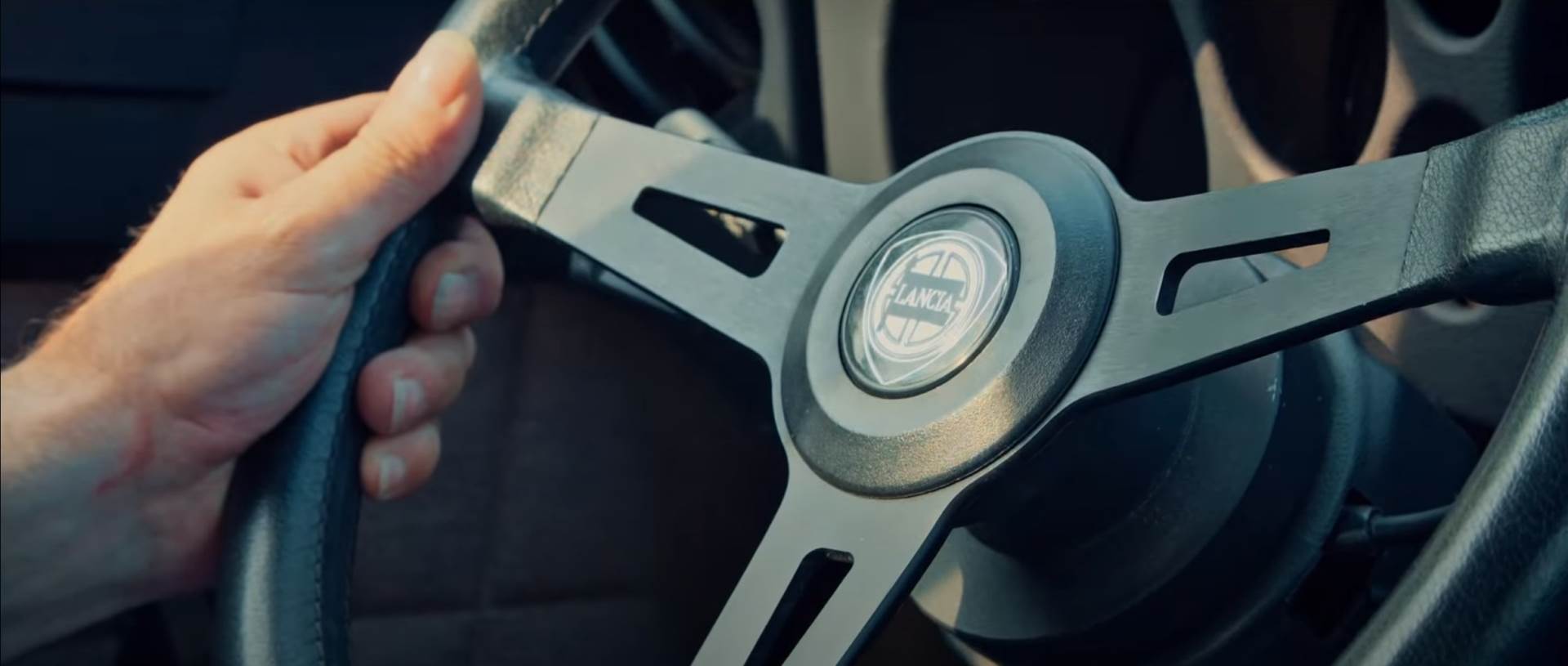 lancia trevi fiat sportski auto enterijer kontrolna tabla