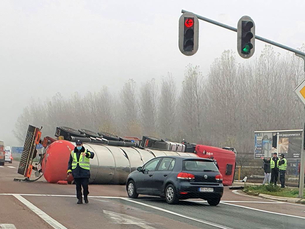 saobracajka pancevacki put kamion bocna strana gradjevinski materijal saobracaj