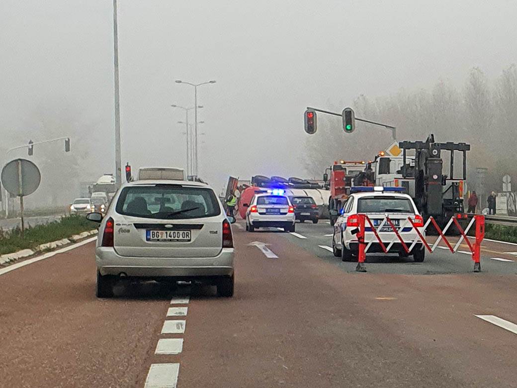 saobracajka pancevacki put kamion bocna strana gradjevinski materijal saobracaj