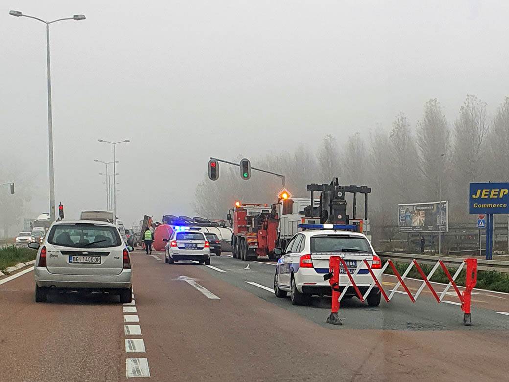 saobracajka pancevacki put kamion bocna strana gradjevinski materijal saobracaj