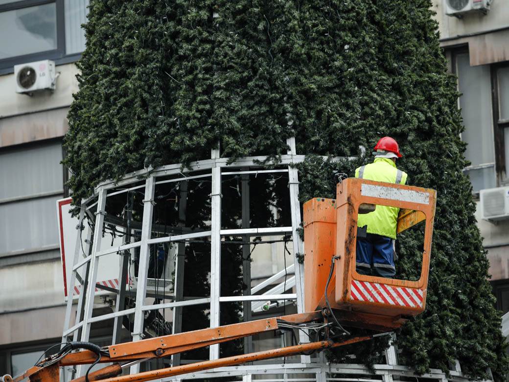 novogodišnja jelka beograd trg republike postavljena jelka fotografije