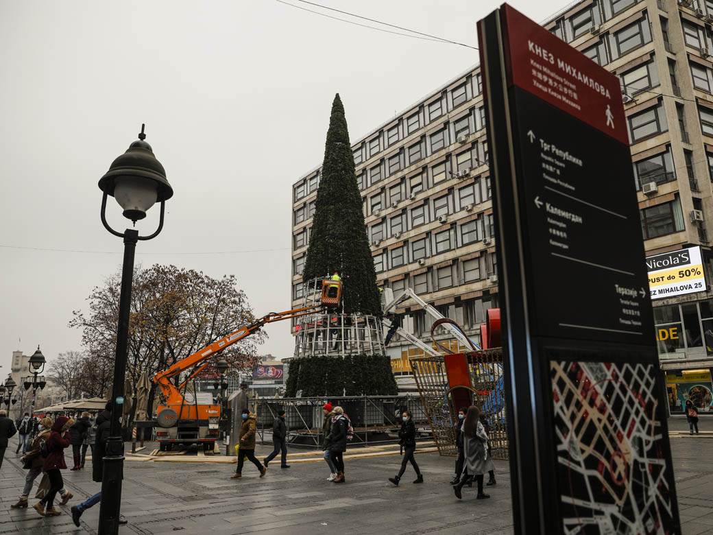 novogodišnja jelka beograd trg republike postavljena jelka fotografije