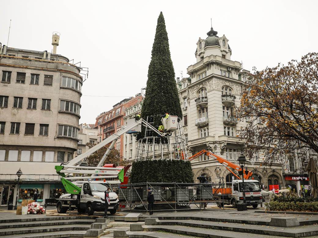 novogodišnja jelka beograd trg republike postavljena jelka fotografije