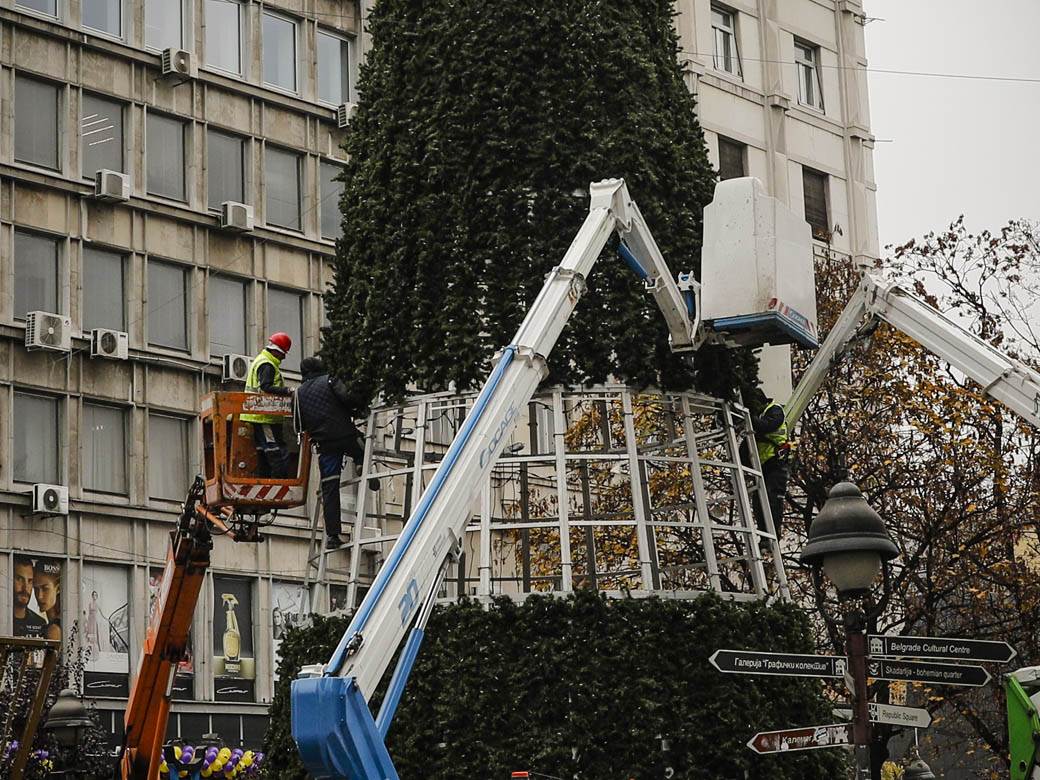 novogodišnja jelka beograd trg republike postavljena jelka fotografije